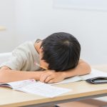 子どもの寝る時間が遅くて心配。小学生が早寝早起きするためのポイントを教えてください